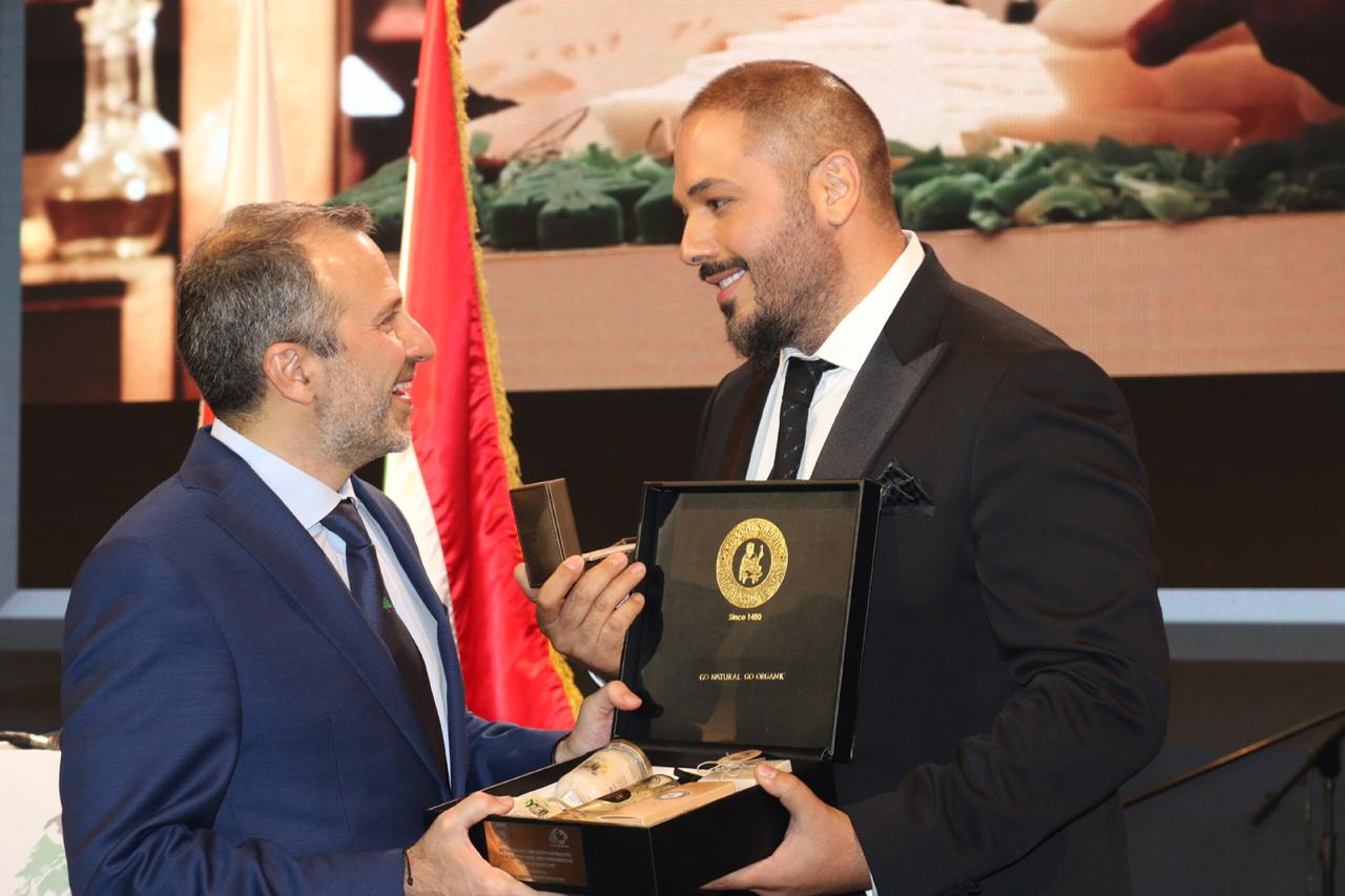 صورة الارزة الذهبية من وزارة الخارجية والمغتربين للنجم رامي عياش