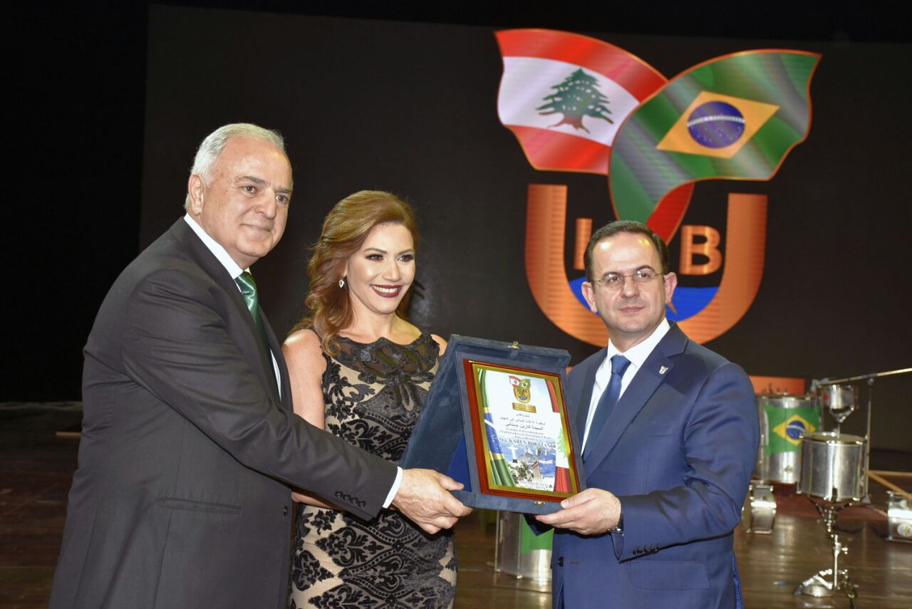 صورة الإعلامية الكاتبة كارن البستاني تمنح لقب سفير الإعلام اللبناني الي المهجر