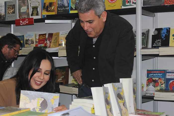 صورة يسرا طارق توقع روايتها الواهمة بمعرض الكتاب بالدار البيضاء