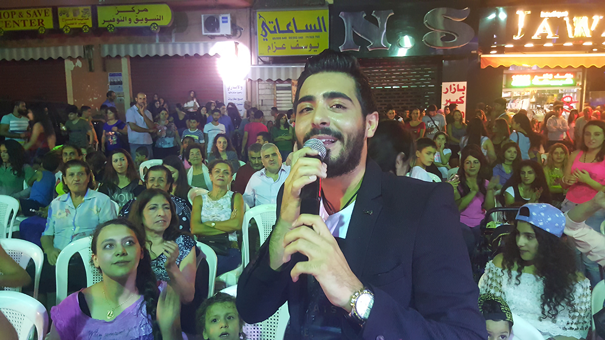 صورة اياد يتوسط محبيه في بقماتا الشوف ويغني كل اغانيه