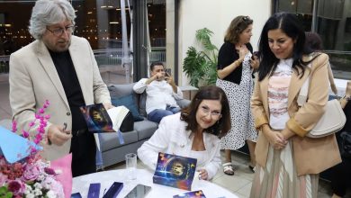 صورة توقيع كتاب “العائلة بعدسة الوعي” للكاتبة كارولين شدارفيان في أمسية راقية بنادي المارينا – ضبية