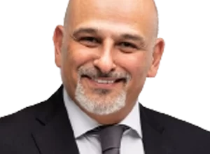 صورة الفنان السوري الكبير جمال سليمان في الخروج إلي البئر في رمضان