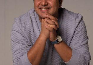 صورة النجم المصري احمد رضوان في عرض وطلب والنص في دراما رمضان