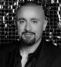 صورة النجم احمد السقا يفاجئ لوكيشن مناعة بزيارة لدعم النجمة هند صبري