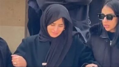 صورة الفنانة المصرية زينة تستقبل واجب العزاء في شقيقها في لحظة وداع مؤثرة بحضور كبير للنجوم والأصدقاء