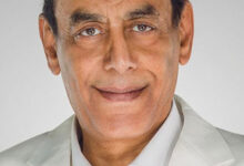 صورة الفنان الكبير أحمد بدير في اللون الازرق وقطر صغنطوط في دراما رمضان