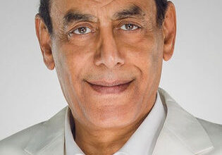 صورة الفنان الكبير أحمد بدير في اللون الازرق وقطر صغنطوط في دراما رمضان