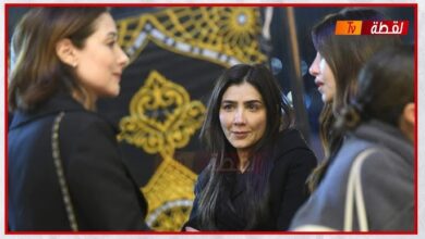 صورة الفنانة مي عمر تتلقي واجب العزاء في والدها بحضور عدد كبير من أهل الفن والاعلام