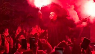 صورة النجم محمد إمام يحتفل بالشماريخ بفركش الكينج مع فريق العمل وجمهور كبير