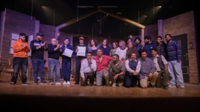 صورة بالصور.. الكمامة في مهرجان المسرح العالمي تتحول من أداة وقاية إلي عقاب نفسي