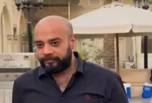 صورة الفنان حاتم صلاح يتلقي واجب العزاء في وفاة والده بحضور عدد كبير من نجوم الفن والاعلام