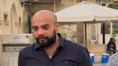 صورة الفنان حاتم صلاح يتلقي واجب العزاء في وفاة والده بحضور عدد كبير من نجوم الفن والاعلام