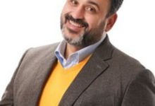 صورة النجم المصري أكرم حسني يواصل تألقه وحضوره ويستعد لمفاجأة