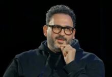 صورة الكوميديان المصري أكرم حسني يستعد لمفاجأة بعد فات المعاش إذاعة