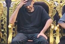 صورة الفنان المصري حمدي الميرغني يتلقي واجب العزاء في وفاة والده بحضور عدد كبير من النجوم والأصدقاء