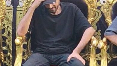 صورة الفنان المصري حمدي الميرغني يتلقي واجب العزاء في وفاة والده بحضور عدد كبير من النجوم والأصدقاء