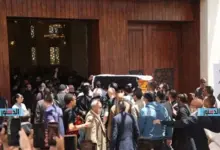 صورة هاني شاكر ملفوف بعلم مصر ووداع شعبي والنجوم وحزن ودموع