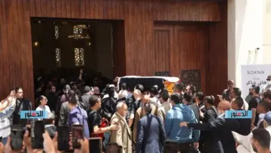 صورة هاني شاكر ملفوف بعلم مصر ووداع شعبي والنجوم وحزن ودموع