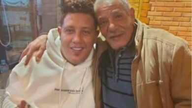 صورة نجم المهرجانات حمو بيكا يتلقي واجب العزاء في وفاة والده بالاسكندريه بحضور كبير للنجوم