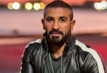 صورة أحمد سعد يعتذر لجمهوره ويطوي حالة الجدل ويقص شعره وذقنه علي الهواء