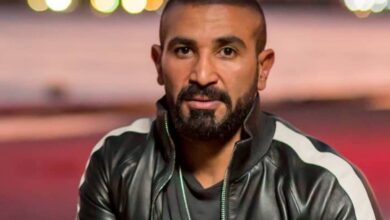 صورة أحمد سعد يعتذر لجمهوره ويطوي حالة الجدل ويقص شعره وذقنه علي الهواء