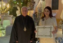 صورة البطريرك يوسف العبسي يكرم ماجدة الرومي بوسام القدس والصليب البطريركي بمنزل حليم الرومي بكفر شيما