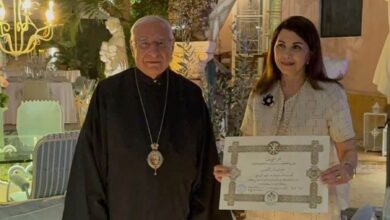 صورة البطريرك يوسف العبسي يكرم ماجدة الرومي بوسام القدس والصليب البطريركي بمنزل حليم الرومي بكفر شيما