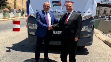 صورة السفير الأردني ببيروت يستقبل القافلة 26 تنفيذا للتوجيهات الملكية السامية لمساعدة النازحين اللبنانيين