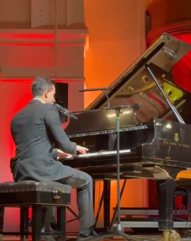 سعد رمضان يتألق في لندن .. ويحيي تراث عبدالحليم بصوت يليق بالعندليب