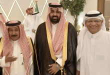 صورة وسط حضور لافت من أهل الأدب والطب والثقافة والإعلام.. الدكتور عبد المحسن القحطاني يحتفل بزفاف حفيديه