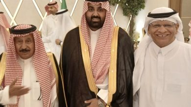 صورة وسط حضور لافت من أهل الأدب والطب والثقافة والإعلام.. الدكتور عبد المحسن القحطاني يحتفل بزفاف حفيديه
