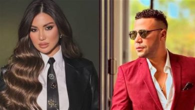 صورة النجم محمد إمام يضم النجمة هدي الاتربي لأسرة مسرحية برنس العالم