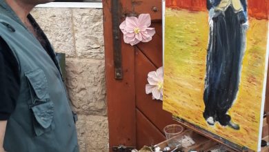 صورة عندما تعانق الشاشة الكبيرة سوق دوما التراثي يتحول إلى مرسم سينمائي مفتوح