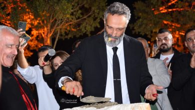 صورة خالد غطاس يضع حجر أساس المدرسة ويوقع تأسيس فرع لها في المملكة الأردنية