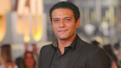 صورة النجم المصري أسر ياسين ينال جائزة فاتن حمامة عن مجمل أعماله من مهرجان القاهرة السينمائي الدولي