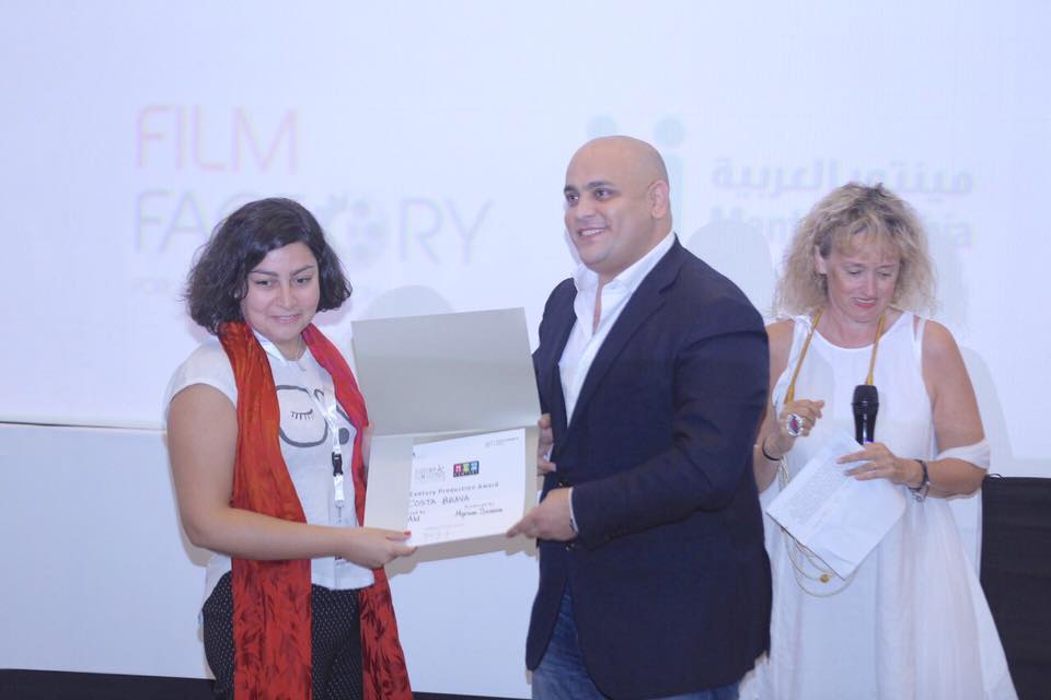 صورة أحمد بدوي يسلم جائزة الافلام في مرحلة التطوير في الجونة لمخرجة لبنانية