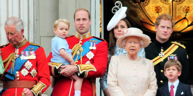 صورة كيف يقضي أفراد العائلة المالكة يومهم؟ الملكة تعقد اجتماعات وتنزِّه كلابها والدوقة تمارس الأمومة